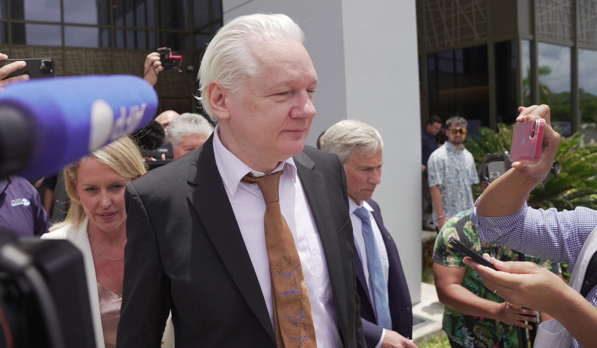Assange es dejado en libertad por jueza y parte hacia Australia 8 Assange Islas Marianas01