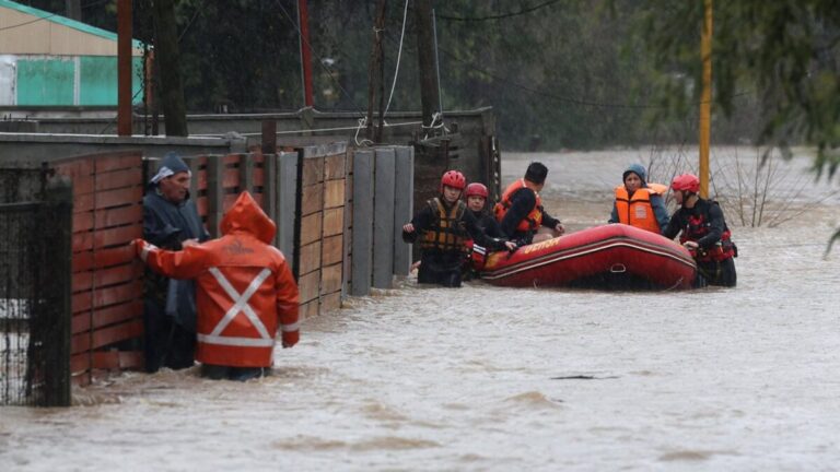 Mantienen alerta roja en región chilena de Biobío tras intensas lluvias 1 CHILE 5