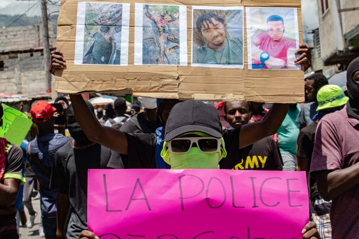 Haitianos piden justicia por el asesinato de tres policías a manos de las pandillas 7 La Prensa BO