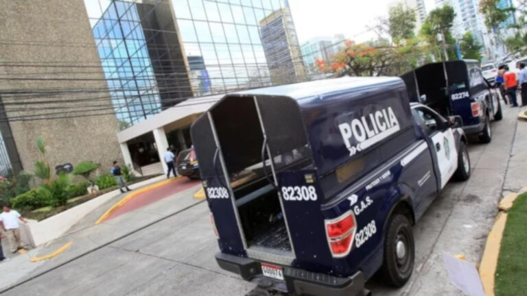 Tribunal panameño absuelve a todos los acusados en el juicio de Papeñes de Panamá 1 paeles