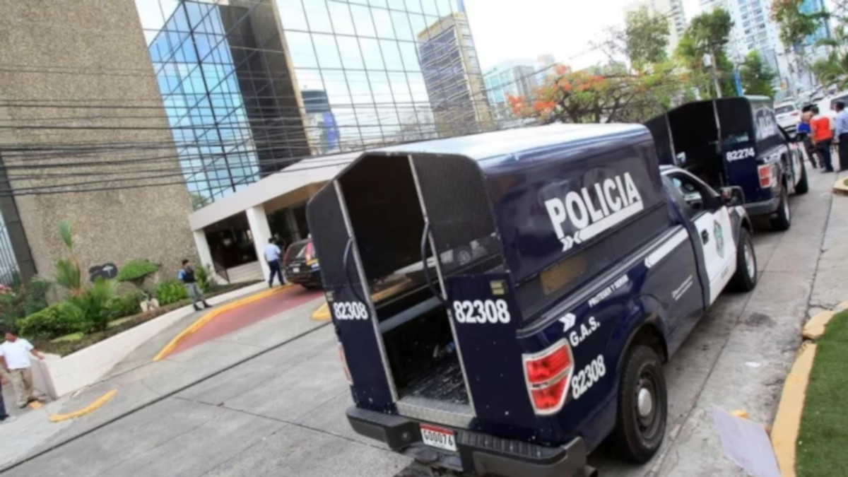 Tribunal panameño absuelve a todos los acusados en el juicio de Papeñes de Panamá 3 paeles