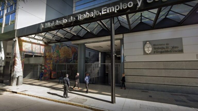 Gobierno argentino establecerá por decreto salario mínimo tras fracaso de negociaciones 1 Ar 1