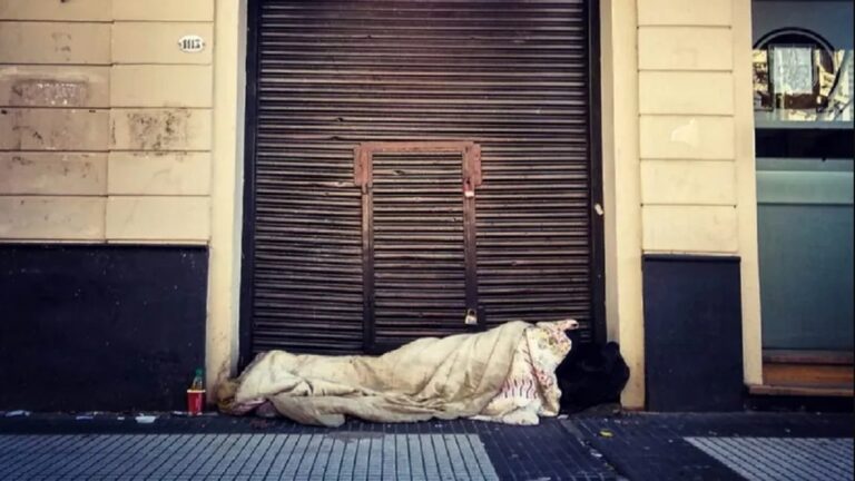 Reclaman a Gobierno de Buenos Aires que atienda a personas en situación de calle 1 Buenos Aires persona situacion calle foto Somos Telam