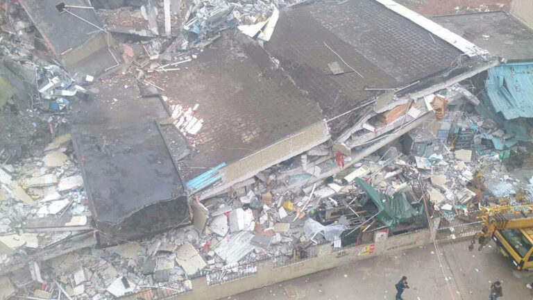 Deslizamiento de tierra deja al menos 11 muertos en el centro de China 1 China Deslizamiento Tierra twitter