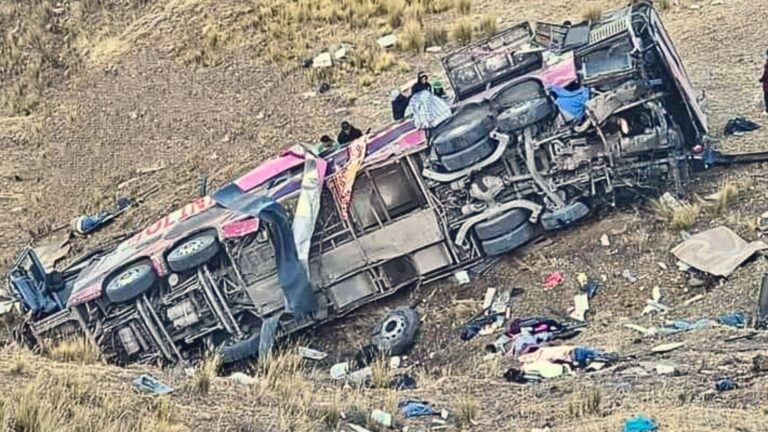 Accidente de autobús deja 21 muertos en carretera de Perú 1 GSncNogWYAE l8