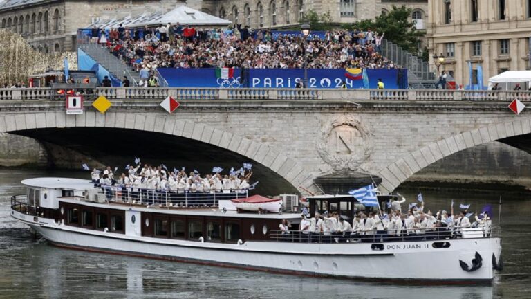 Delegaciones recorren el Sena durante inauguración de París 2024 1 JJOO inauguracion rio Sena foto EFE