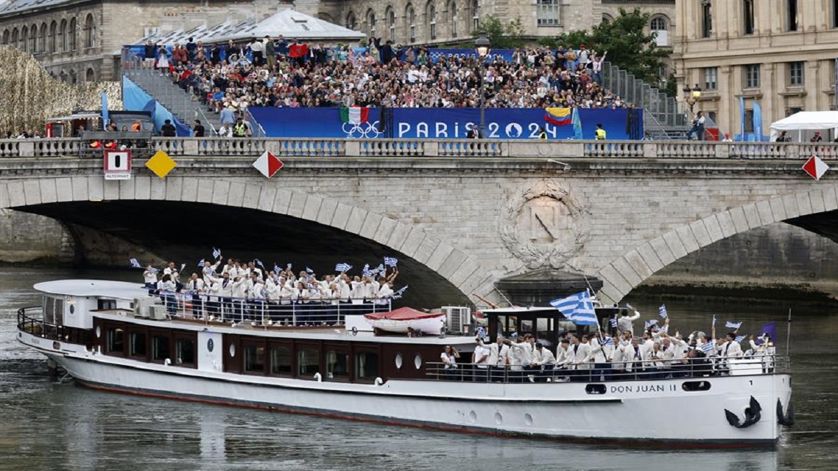 Delegaciones recorren el Sena durante inauguración de París 2024 3 JJOO inauguracion rio Sena foto EFE