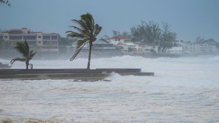 Huracán Beryl bajó a categoría cuatro pero dejo a su paso seis muertos en el Caribe 1 RT