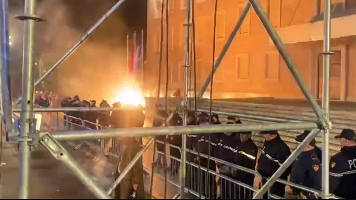 Protestas terminan con lanzamiento de cócteles molotov contra edificios estatales en Albania 4 flakattt tirane