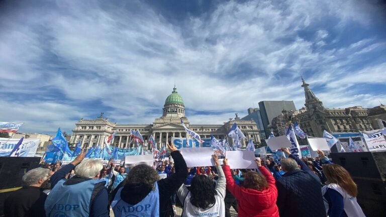 Argentina: protestan contra intento de Milei de declarar la educación un servicio y no un derecho 1 0907777777