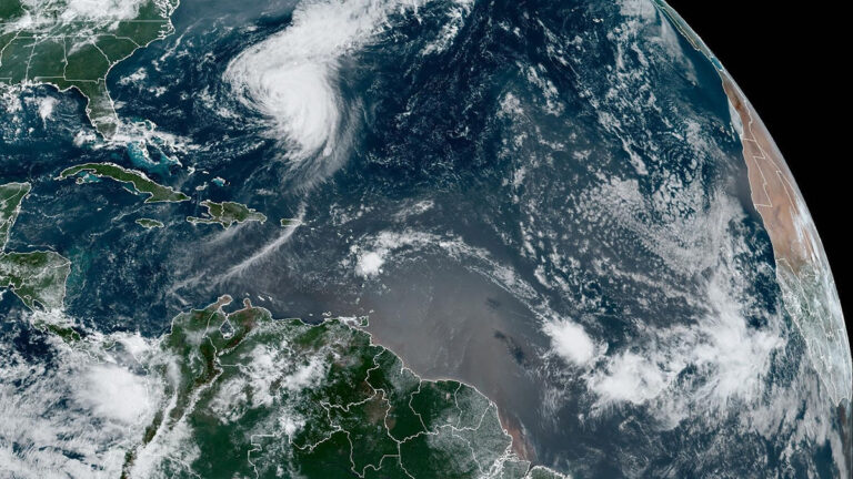 Huracán Ernesto deja a miles de personas sin electricidad en las islas Bermudas 1 Bermudas Huracan EFE
