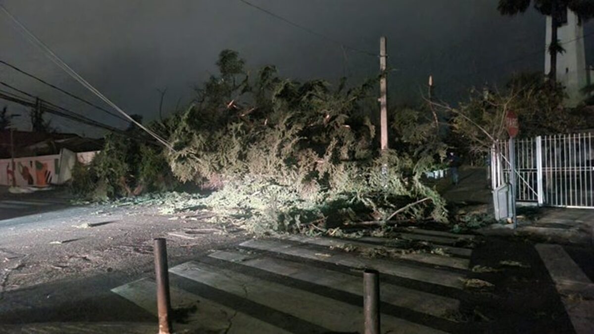 Casi 60.000 personas continúan sin electricidad en la región metropolitana de Chile 5 Chile