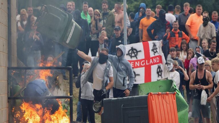 Reino Unido manifestantes atacan Rotherham refugio migrantes indocumentados foto EFE