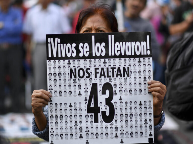 Familiares de los desaparecidos de Ayotzinapa protestaron ante el Senado mexicano 1 France 24