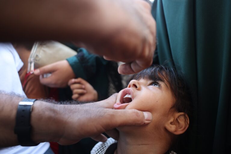 Administran primera dosis de vacuna contra la polio al 69 por ciento de los niños en Gaza 1 GWYrra0XcAA3h0R