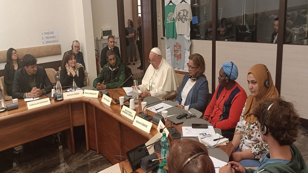 El papa Francisco insta a los movimientos sociales a seguir luchando a favor de los pobres 8 Papa Francisco simposio Plantando bandera frente a deshumanizacion foto Noticias Obreras