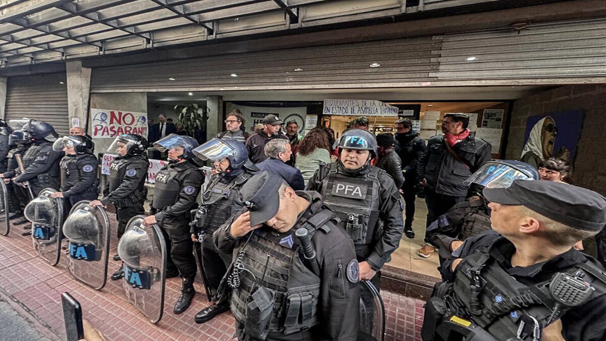 Policía argentina vuelve a intervenir en la Universidad de las Madres de Plaza de Mayo 4 policiaaa