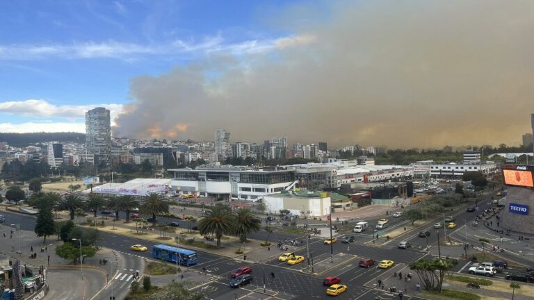 Incendio forestal se propaga en el barrio de Guápulo en Quito, Ecuador 1 quito
