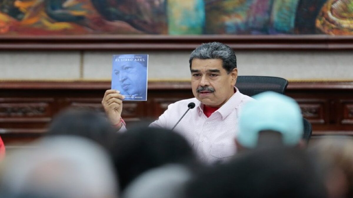 Nicolás Maduro llama a transformar el proceso bolivariano desde el legado de Hugo Chávez y El Libro Azul 6 vene libro