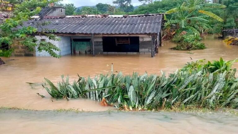Reportan inundaciones por intensas lluvias en la costa norte del oriente cubano 1 00