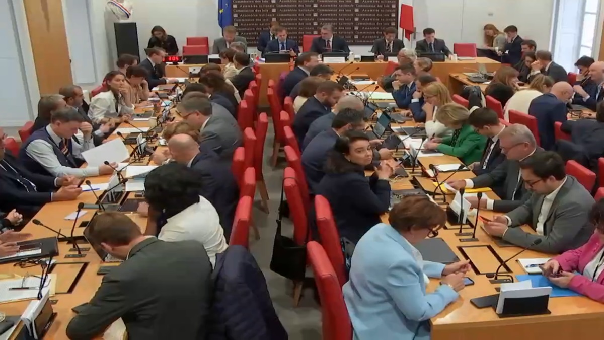 Comisión legislativa de Francia rechaza propuesta de destitución de Macron 2 Francia Asamblea Nacional 2