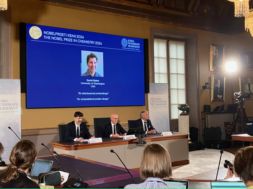 David Baker, Demis Hassabis y John M. Jumper ganan Premio Nobel de Química 2024 1 GZcMlaEX0AAXOBf