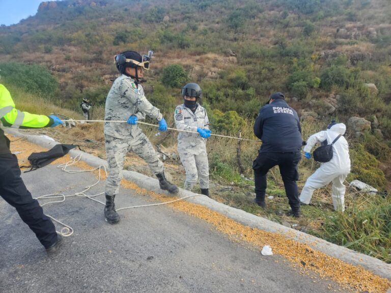 24 muertos y cinco lesionados al desbarrancarse un autobús en Zacatecas, México 1 Ga08AG5aMAA3XjW