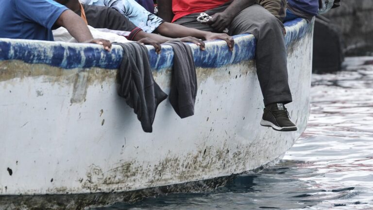 Más de 450 refugiados llegan a Reino Unido tras cruzar Canal de la Mancha 1 Migrantes lista