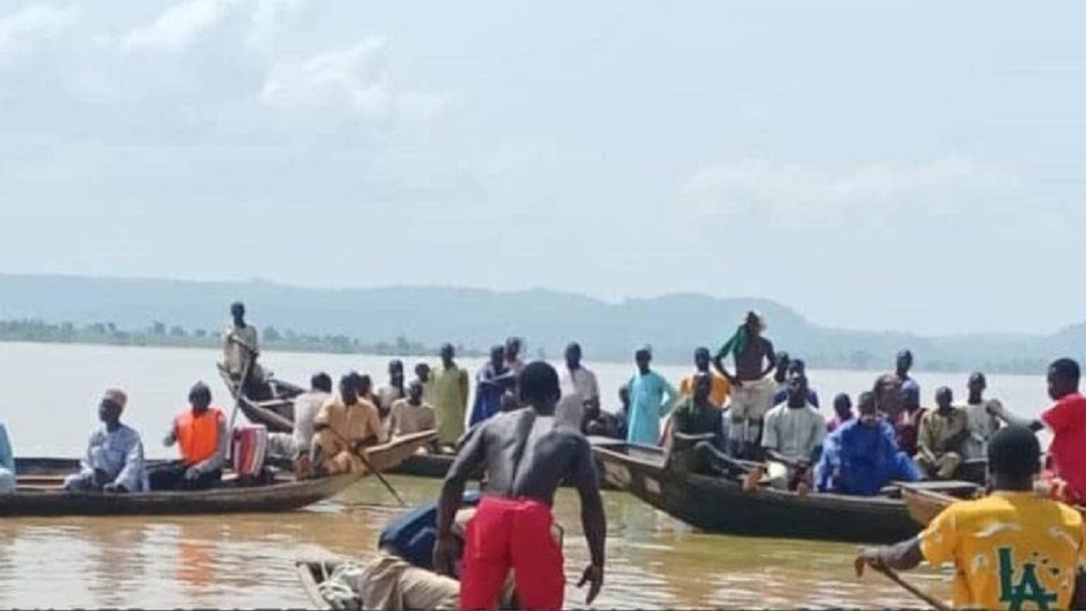 Recuperan cadáveres de 40 peregrinos tras naufragio de embarcación en Nigeria 7 Nigeria rescate sobrevivientes accidente barco foto Skyray News