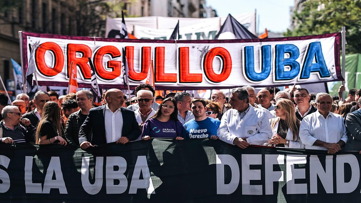 Realizan marcha en defensa de la universidad pública en Argentina 3 UBA