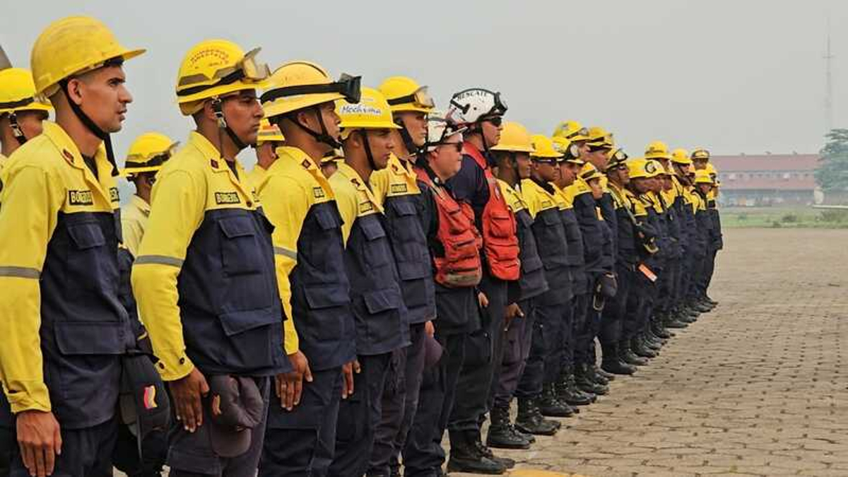 Más de 55 bomberos venezolanos llegan a Santa Cruz, Bolivia 10 bolivia