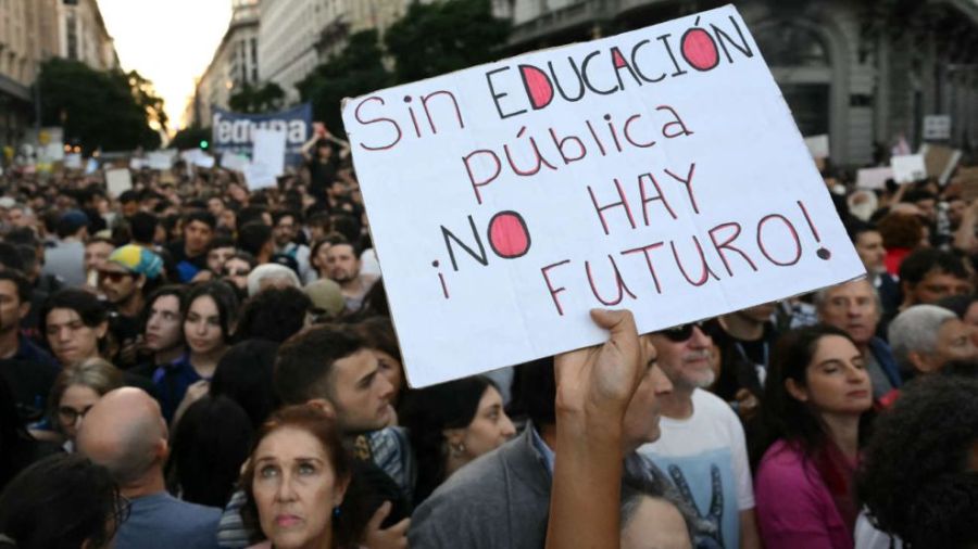 Universidades argentinas convocan a marcha de velas y clases públicas en contra del veto al financiamiento 6 imagen de la multitudinaria marcha universitaria 1886693