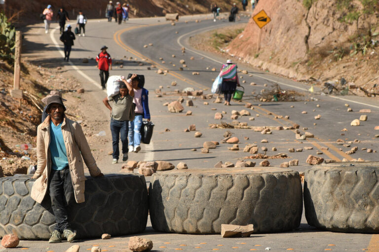 En Bolivia persisten los bloqueos mientras la policía intenta despejar carreteras 1 parotani