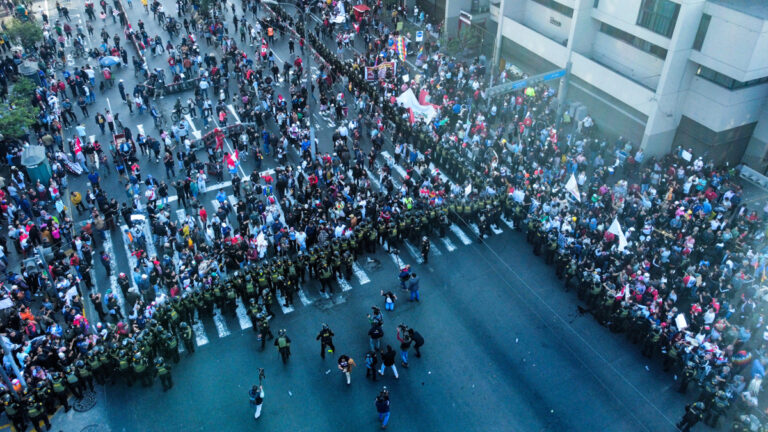 Reprimen a manifestantes durante el paro general de transportistas en Perú 1 peru