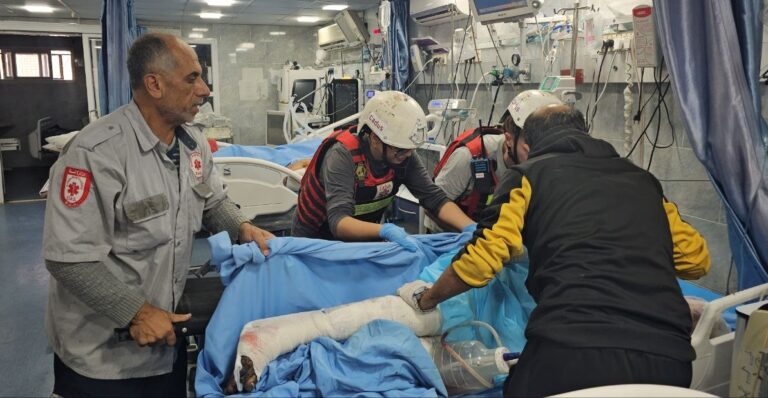 Fuerzas de ocupación israelíes atacan hospitales de Gaza y Líbano 1 Gbe J7GbIAAhiPM