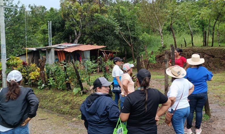 Deslizamientos de tierra e inundaciones dejan al menos 120 familias panameñas afectadas 1 GbiuAy2WYAAvd9n