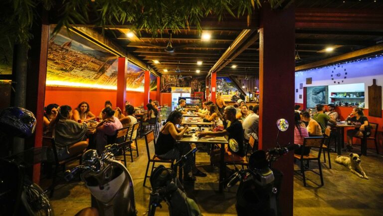 Investigan la muerte de seis turistas en Laos por intoxicación alcohólica 1 GdDxCcOXsAAHcZS