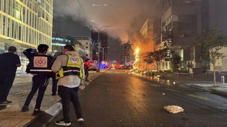 Hezbolá ataca a Tel Aviv como represalia a los permanentes bombardeos israelíes 1 Incendio Tel Aviv
