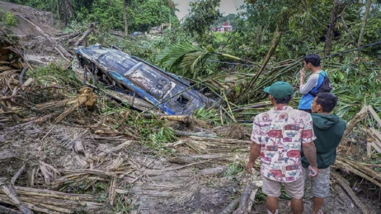 Ascienden a 27 las víctimas mortales tras lluvias intensas en Indonesia 1 Indonesia crisis climatica deslaves inundaciones victimas foto EFE