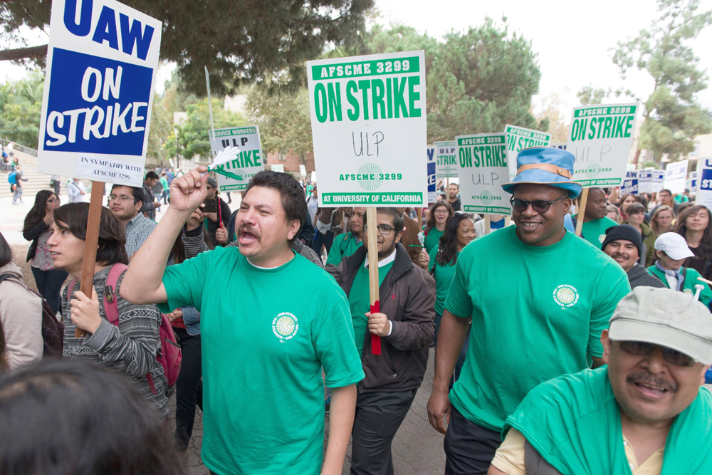 Trabajadores de la Universidad de California inician huelga por mejoras laborales 4 LlL6l56W