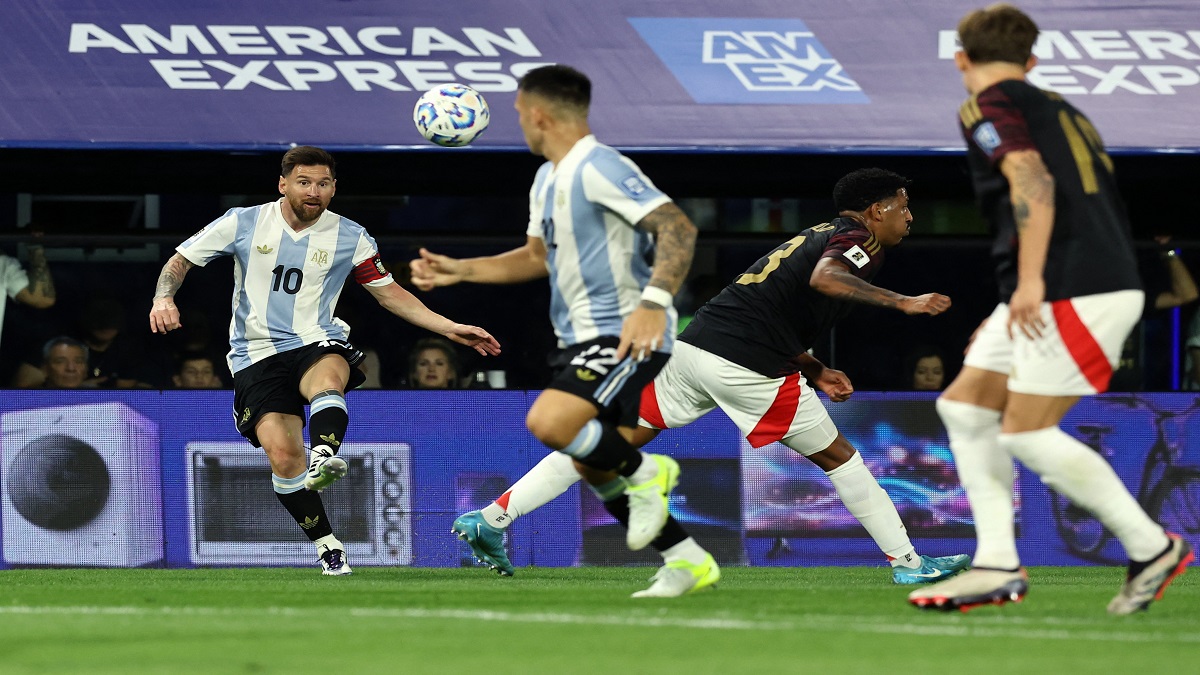 Argentina vence a Perú y Venezuela cae ante Chile en las eliminatorias al mundial 2026 2 Messi