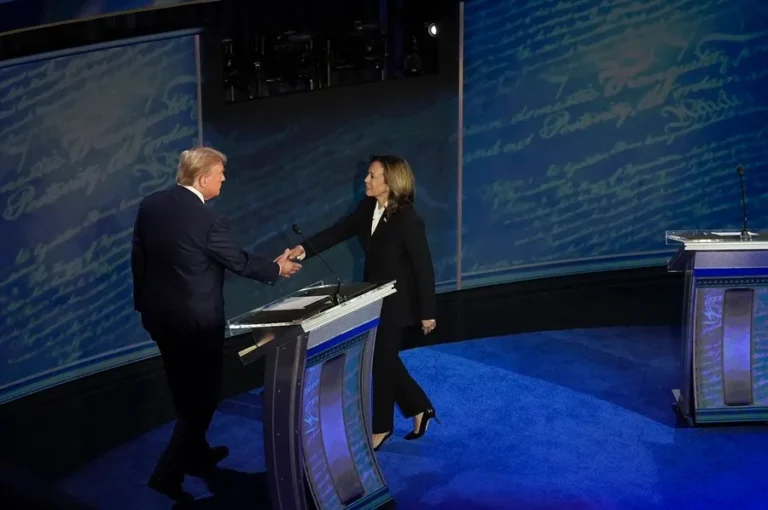 EEUU Decide: El país que proponen Harris y Trump 1 TRUMP KAMALA SALUDO
