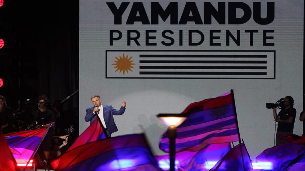 Uruguay presidente electo Yamandu Orsi celebracion victoria foto EFE