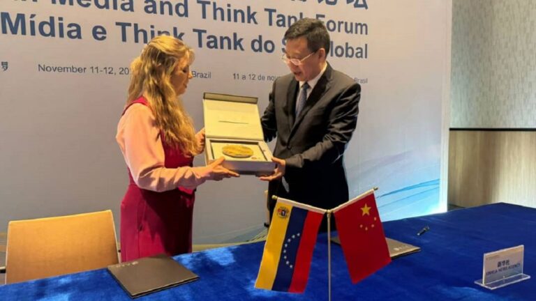 teleSUR y Xinhua firman acuerdo para profundizar alianza 1 acuerdo