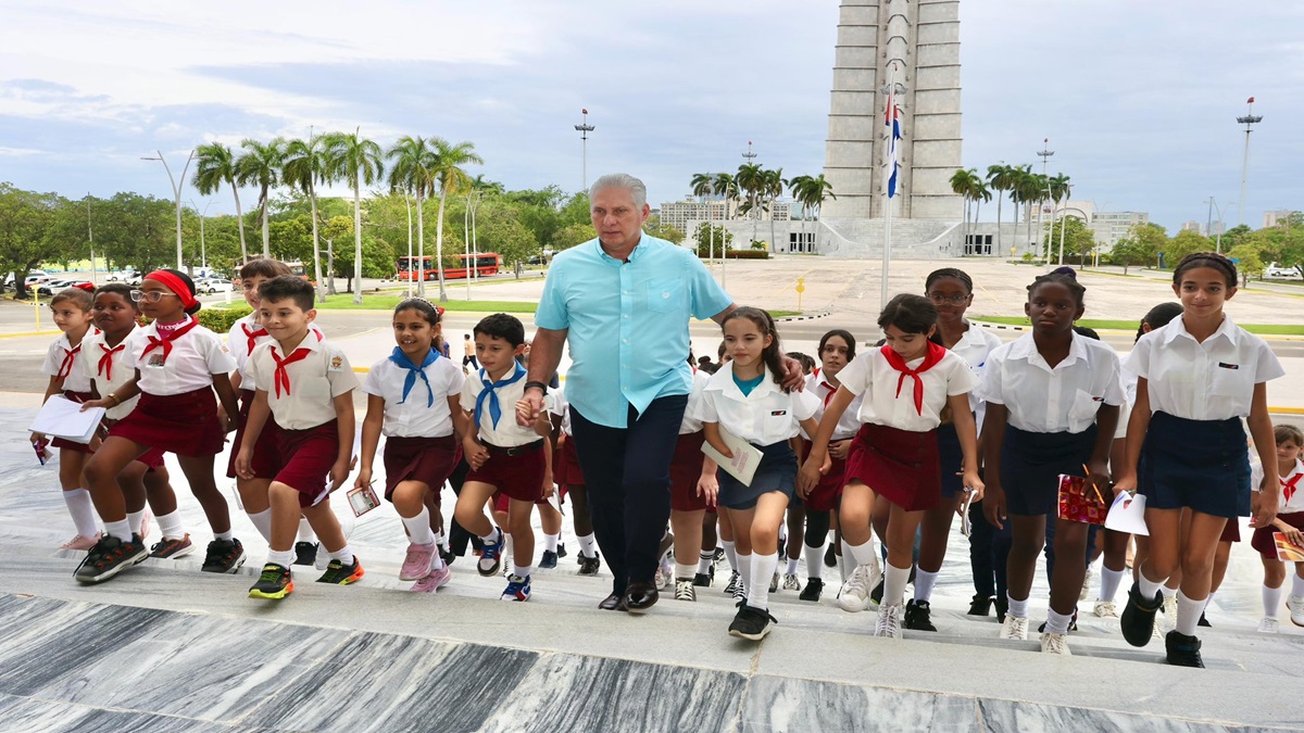 Presidente de Cuba se reúne con un grupo de pioneros cubanos 9 diaz canel ninos 1