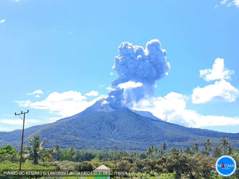 Erupción volcánica en Indonesia deja 10 muertos 1 lewotobi 01