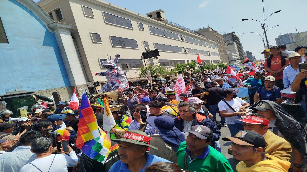 Transportistas realizan Paro Nacional en Perú medio de la cumbre de APEC 5 peru