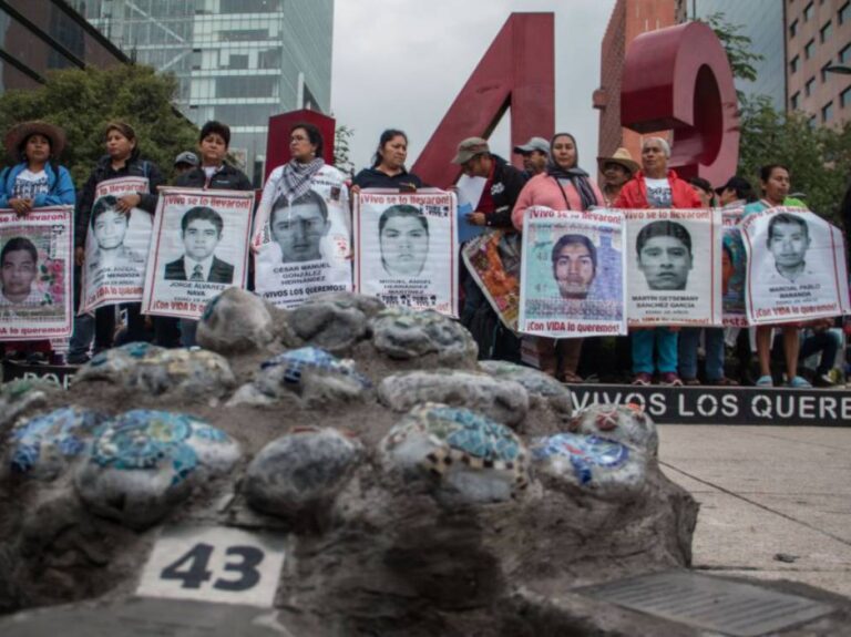 Familiares de desaparecidos de Ayotzinapa se reúnen con presidenta mexicana 1 2019