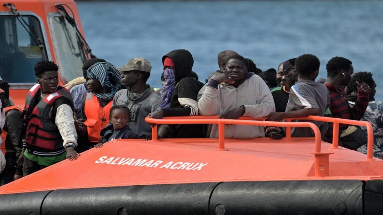 Naufragio de embarcación deja varios fallecidos en Congo 1 Embarcación