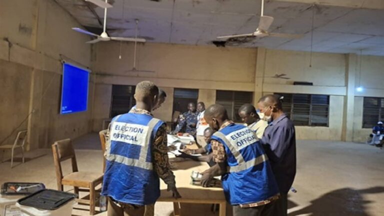 Cierran centros electorales de Ghana e inicia el recuento de votos 1 Ghana recuento votos elecciones generales foto Graphic